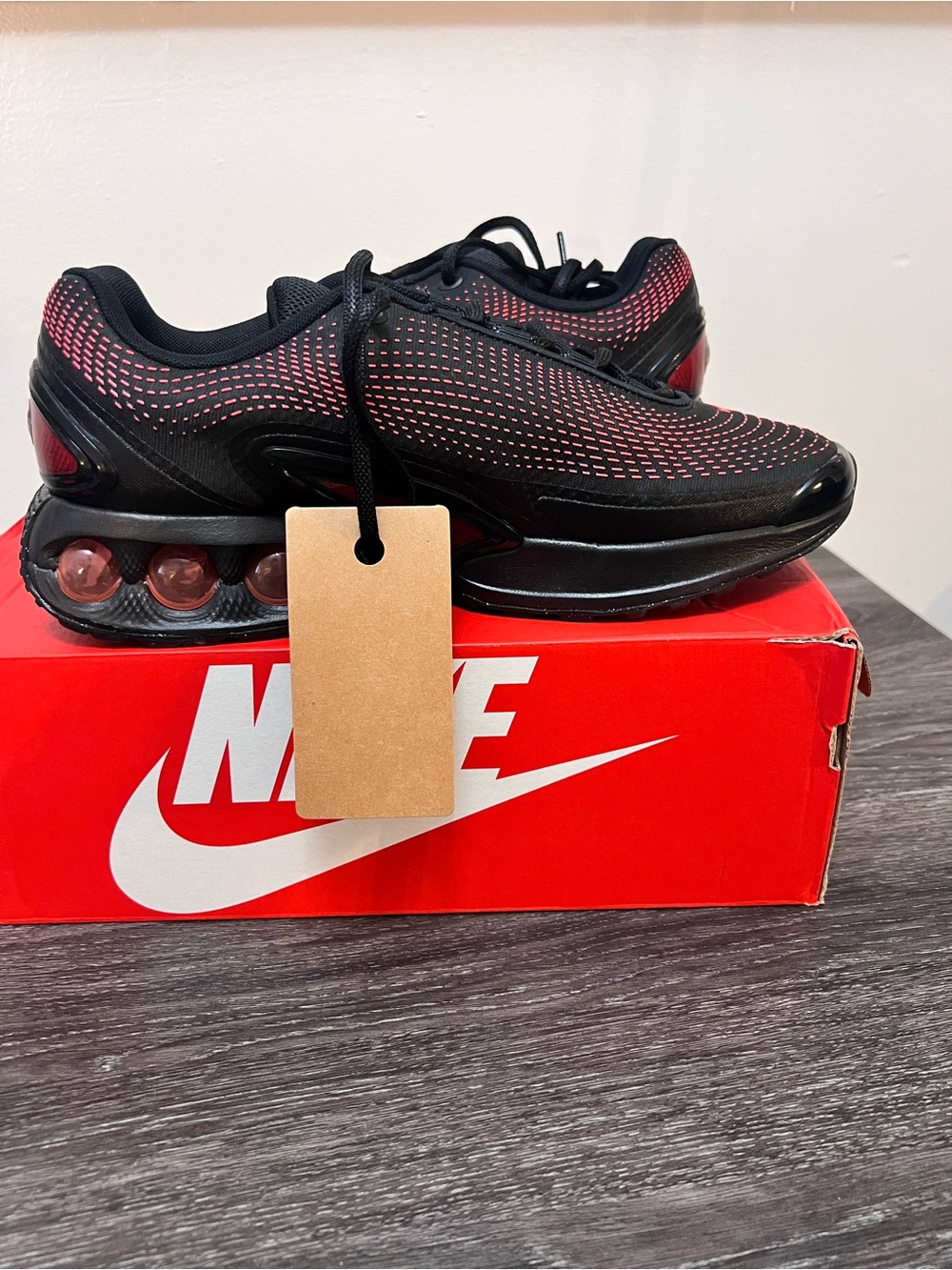 Nike Air Max DN ES Men’s Black and Red Air-Cushioned Athletic Sneakers Mens 10.5